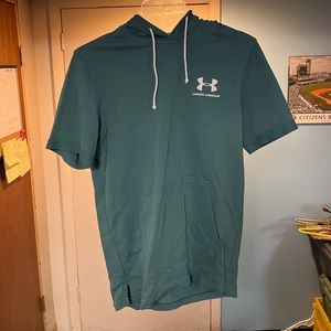 Medium Under Armor green short sleeve sweatshirt
